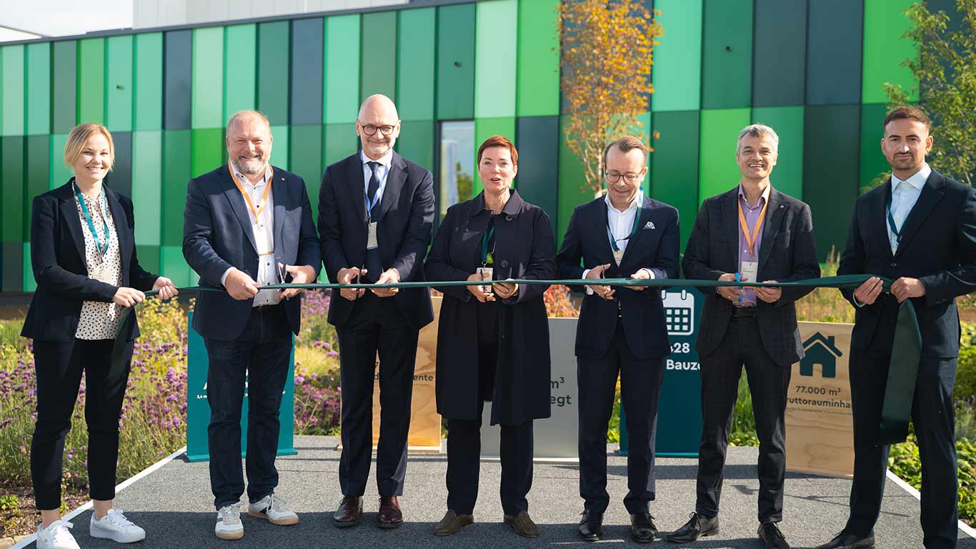 Offizielle Er&ouml;ffnung des neuen Kneipp Werks in Ochsenfurt-Hohestadt mit symbolischem Durchschneiden des Er&ouml;ffnungsbands