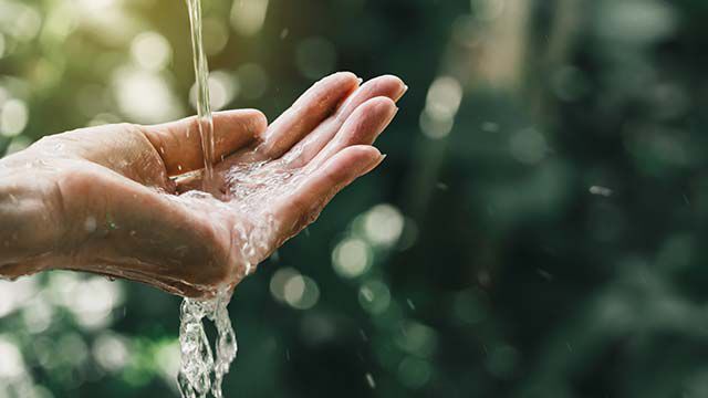 Hand fängt Wasser auf