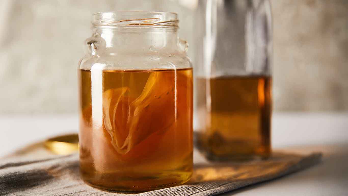 Selbstgemachter Kombucha mit Pilz in Gefäß.