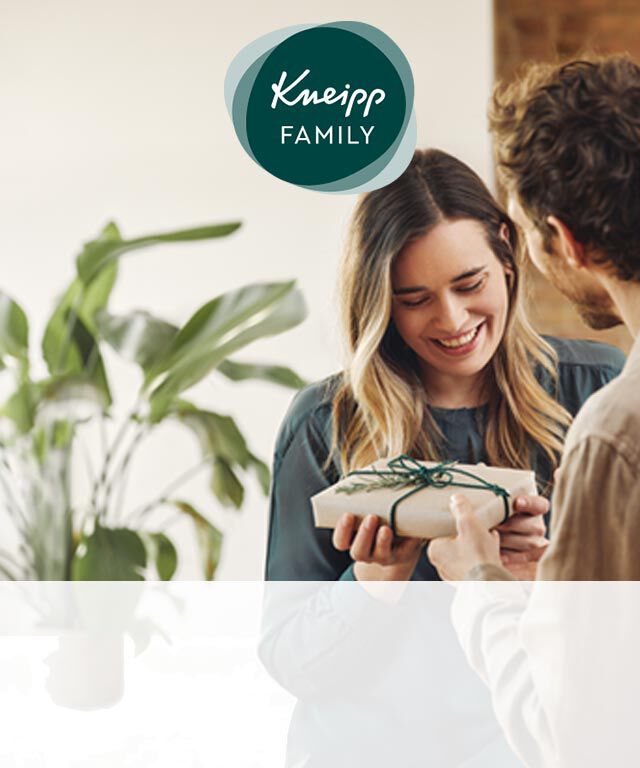 Kneipp Family Logo, Mann überreicht Frau ein Geschenk.