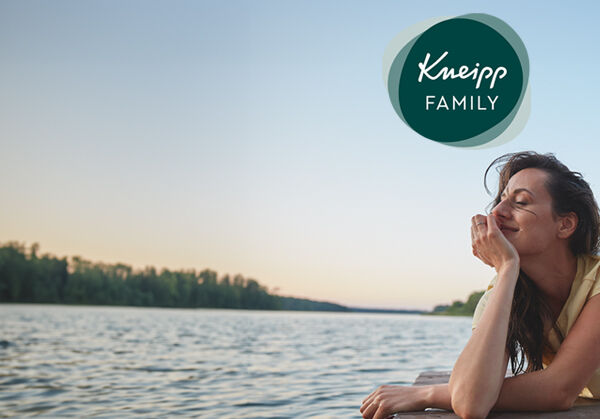 Frau liegt auf Steg am See bei Sonnenuntergang, Logo der Kneipp Family und Badewannen Symbole Status Bronze, Silber, Gold