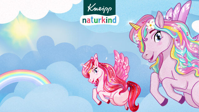 pinkes und Lila Einhorn mit Funkelm&auml;hne fliegend im Himmel