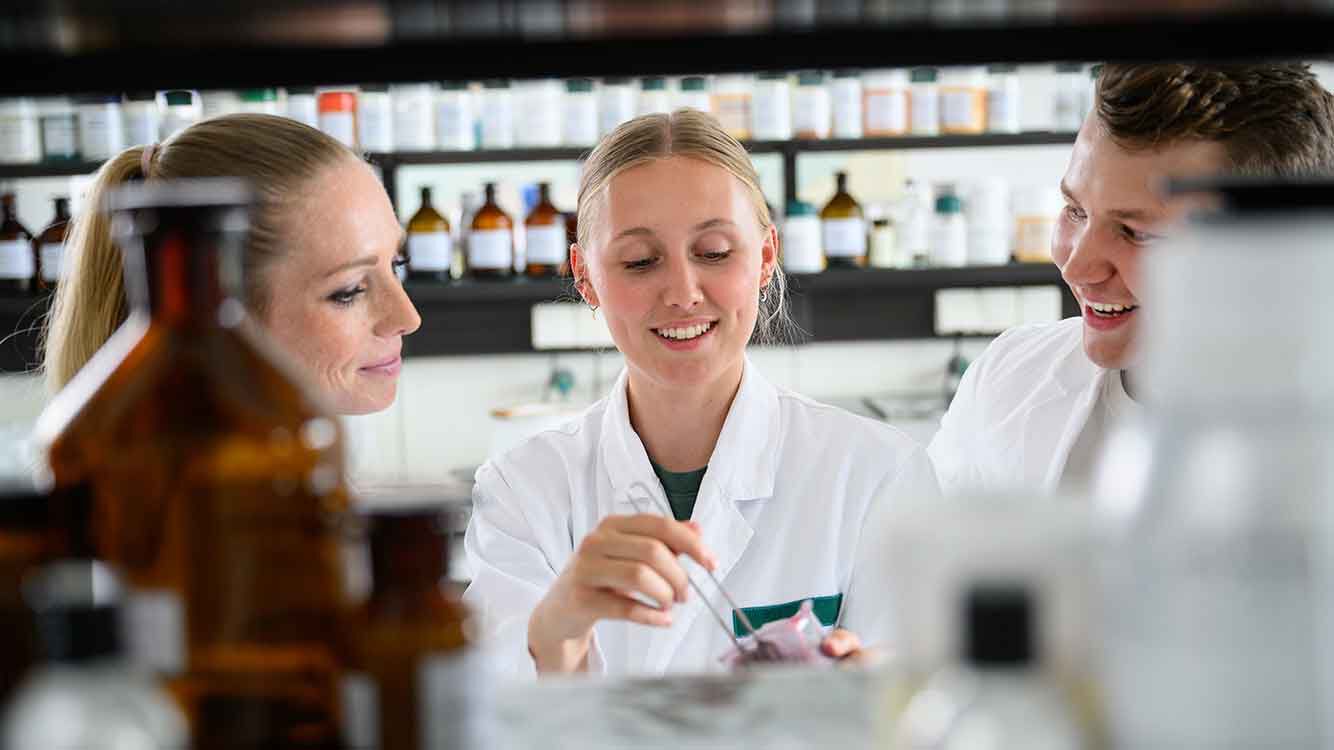 Drei Kneipp Mitarbeitende im Labor. 