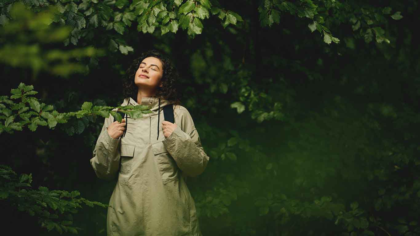 Frau genießt die Natur des Waldes.