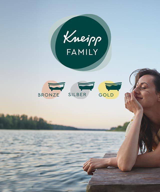 Entdecke die Kneipp Family und genieße die Vorteile Frau liegt auf einem Steg am See, Bild zeigt Logo der Kneipp Family sowie Status Kneipp Family Bronze, Silber, Gold