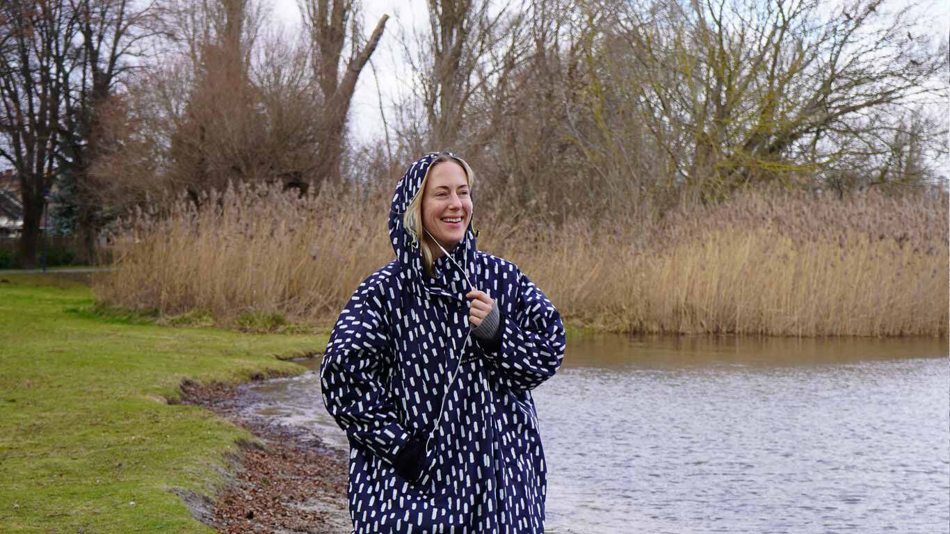 Alexa von Heyden in ihrem Regenponcho.