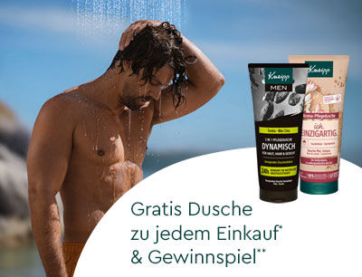 Mann am Meer duscht. Kneipp Duschen.