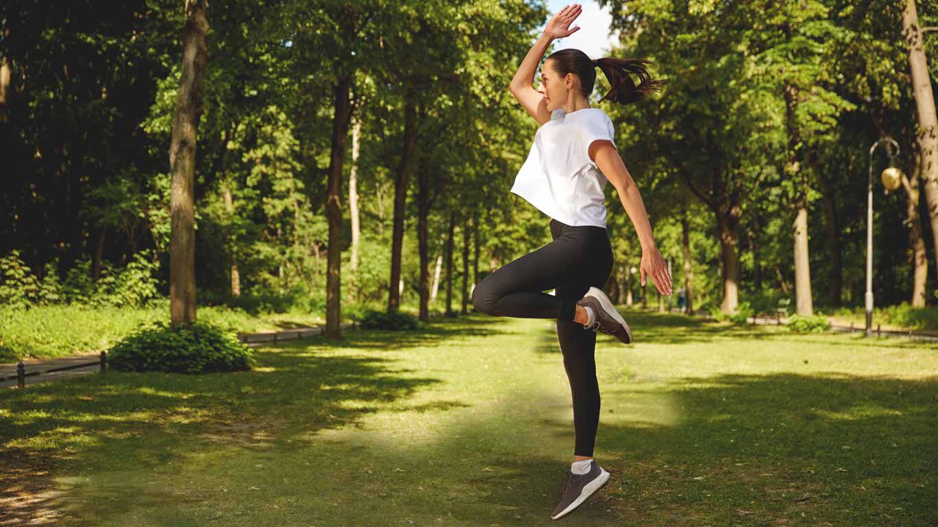 Frau beim Sport im Grünen. 