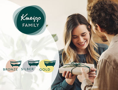 Feiere mit uns 15 Jahre Kneipp Family Mann übergibt einer Frau ein Geschenk, Kneipp Family Logo mit Status Icons Bronze, Silber, Gold