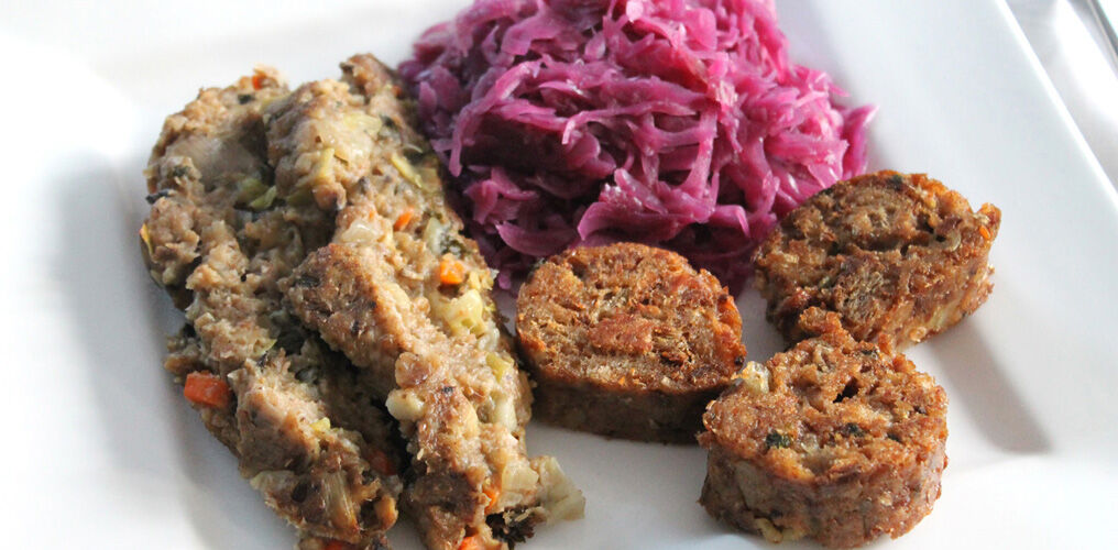 Maronen-Champignon-Braten mit Serviettenknödel und Apfel-Zimt-Rotkohl