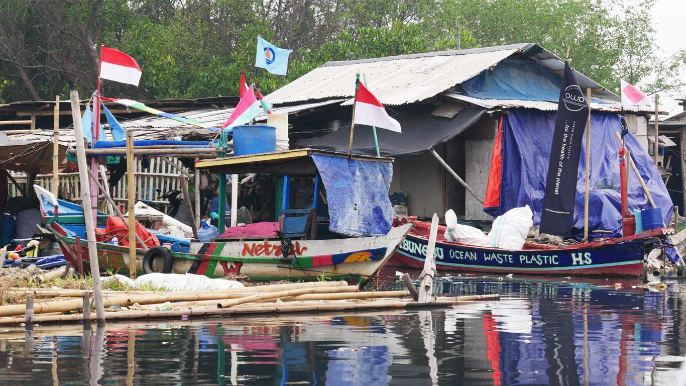 Schwimmender ReSea Sammelpunkt in Indonesien. 