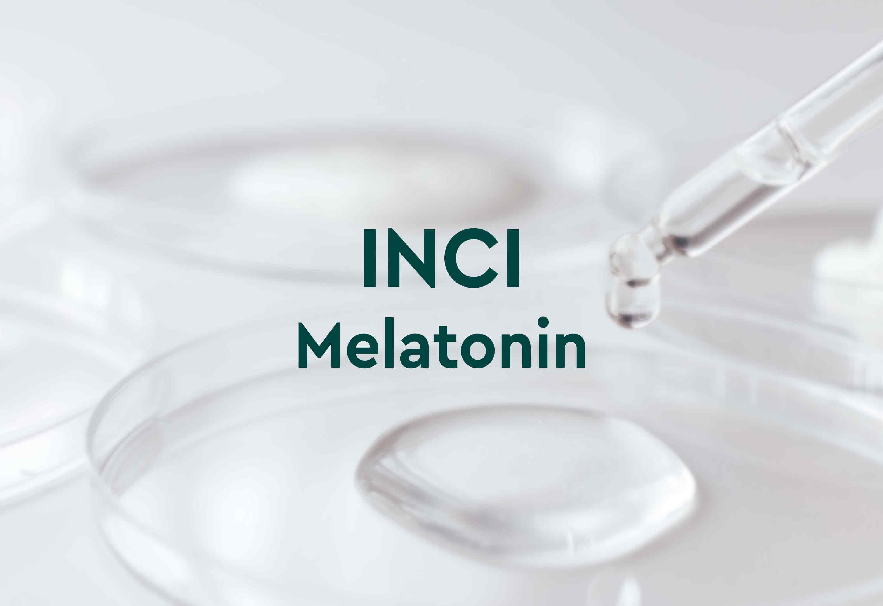 Bild mit Pipette und Petrischale mit Flüssigkeit, darauf Text: INCI Melatonin.