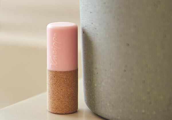 Lippenpfege steht im Badezimmer