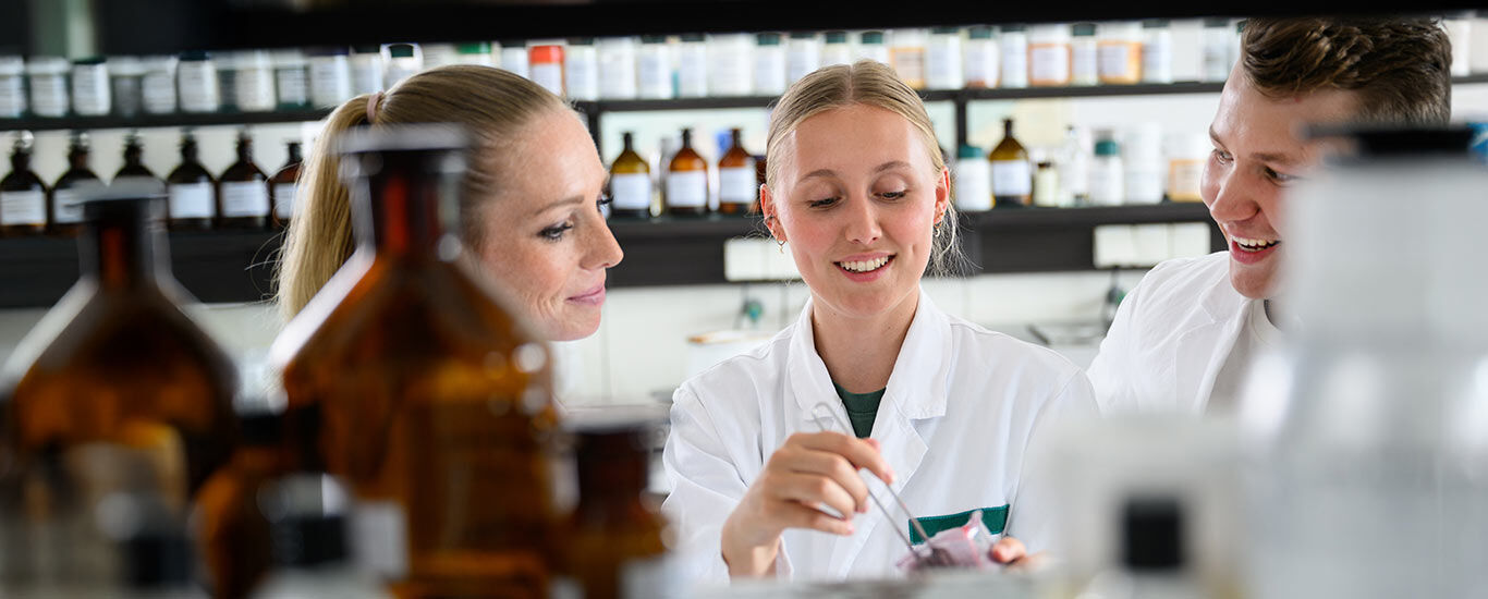 Drei Kneipp Mitarbeitende im Labor. 