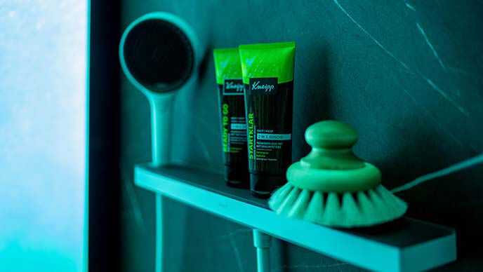 Kneipp Duschgel steht auf einer Ablage in der Dusche mit hansgrohe Duschbrause.