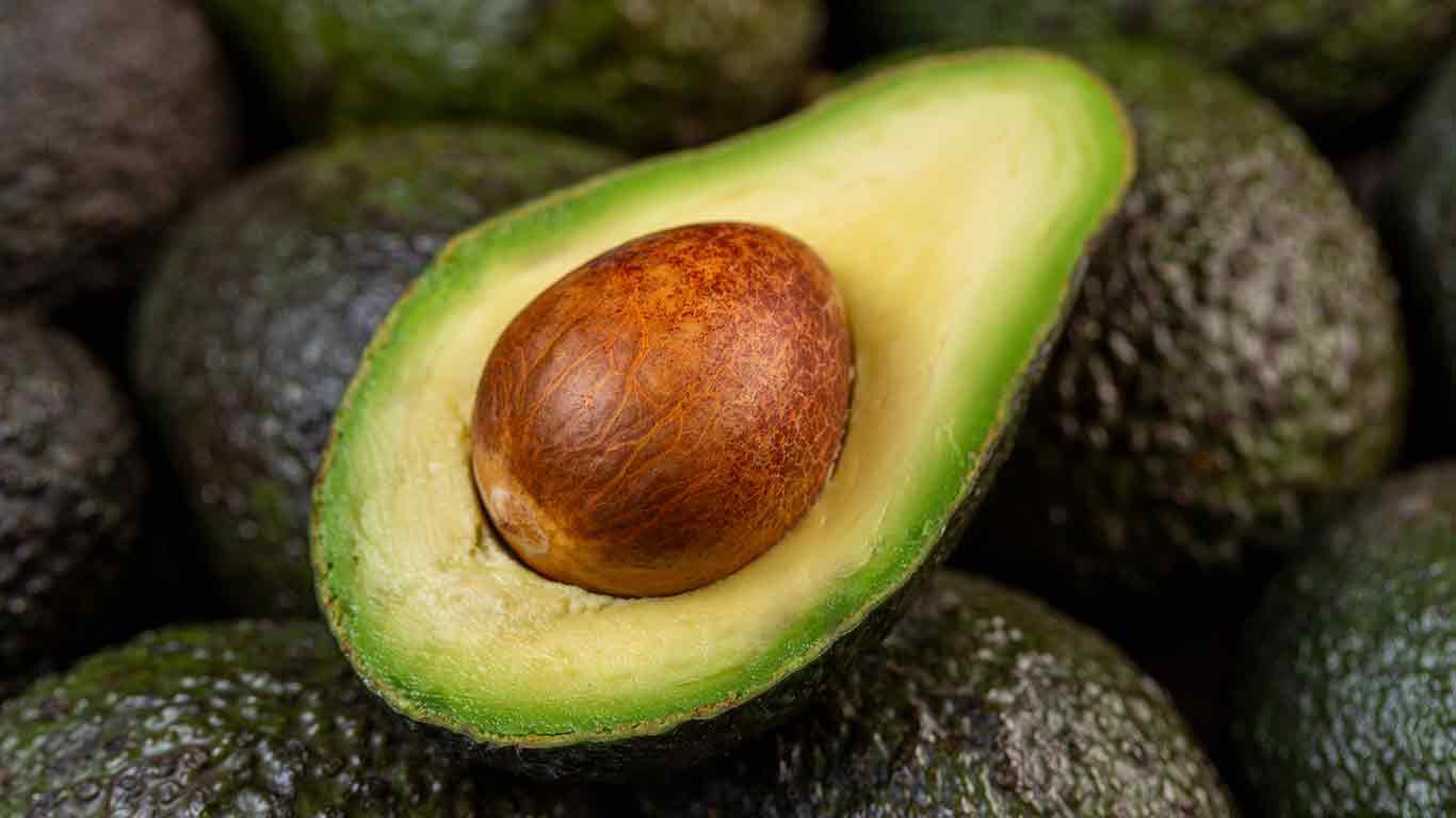 Aufgeschnittene Avocado auf auf Avocados. 