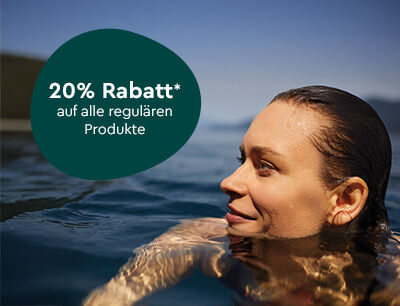 Frau badet im Wasser.