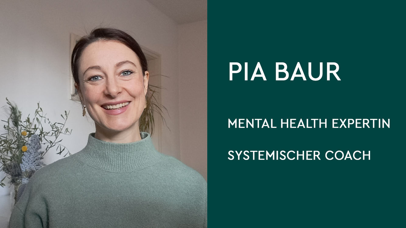 Im Interview mit Pia Baur. Splitscreen mit Portrait von Pia Baur, Mental Health Expertin und Systematischer Coach auf der linken Seite. Rechts: Grünfläche mit Text "Pia Baur Mental health Expertin Systemischer Coach."