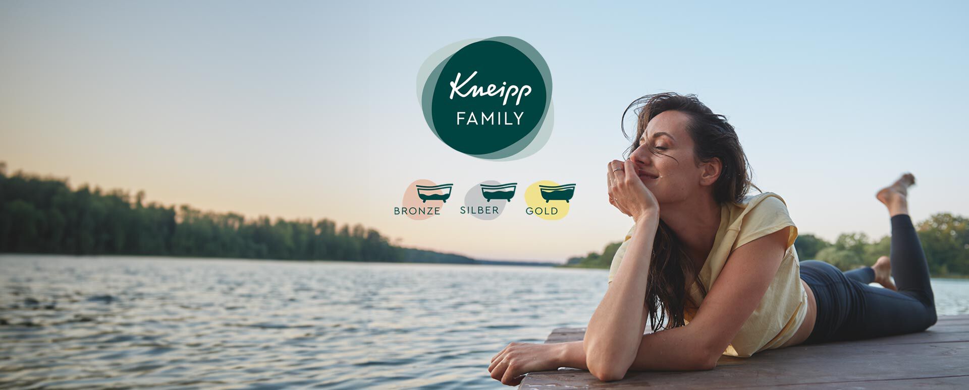 Entdecke die Kneipp Family und genieße die Vorteile Frau liegt auf einem Steg am See, Bild zeigt Logo der Kneipp Family sowie Status Kneipp Family Bronze, Silber, Gold