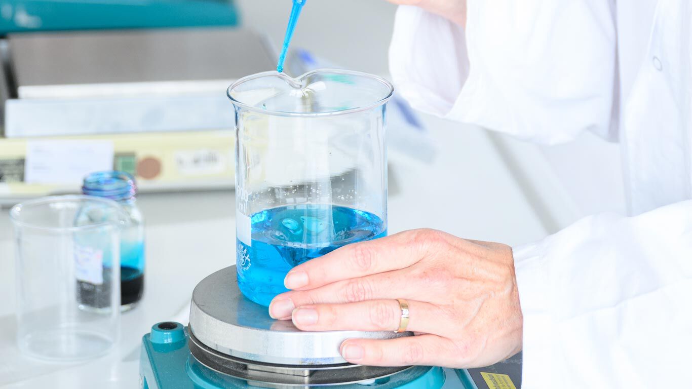 Laborszene: Produkt in Glasbehälter. 