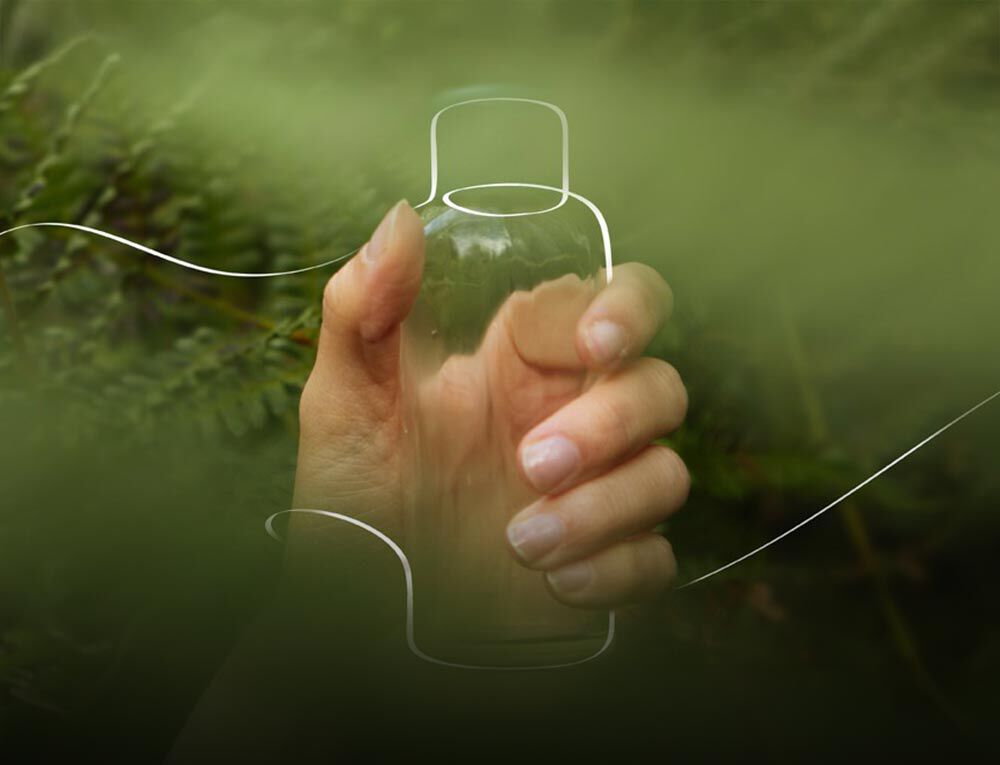 Hand greift eine imaginäre Flasche, die man als weiße Linien sieht. 