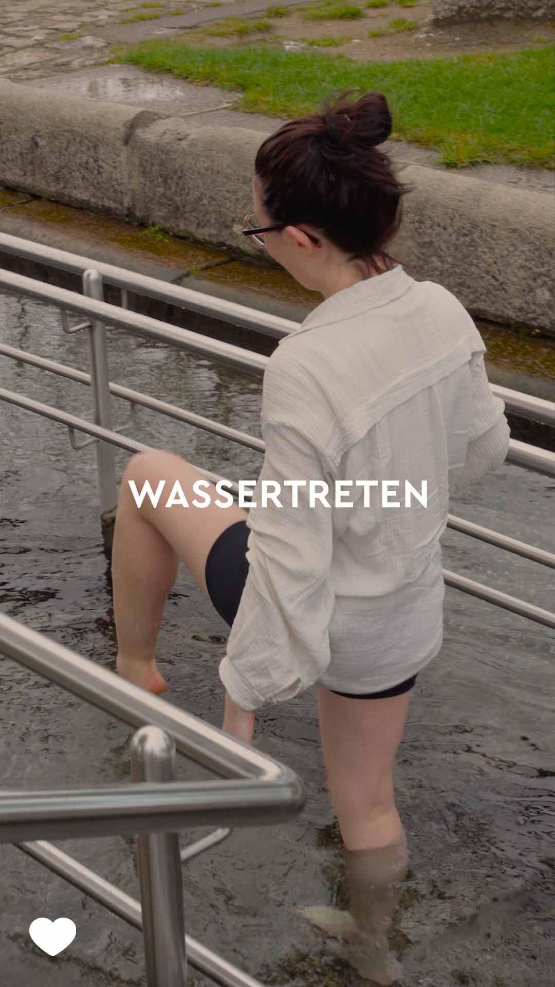 Wassertreten Person beim Wassertreten in einem Kneipp-Becken – natürliche Hydrotherapie für Gesundheit und Kreislauf.