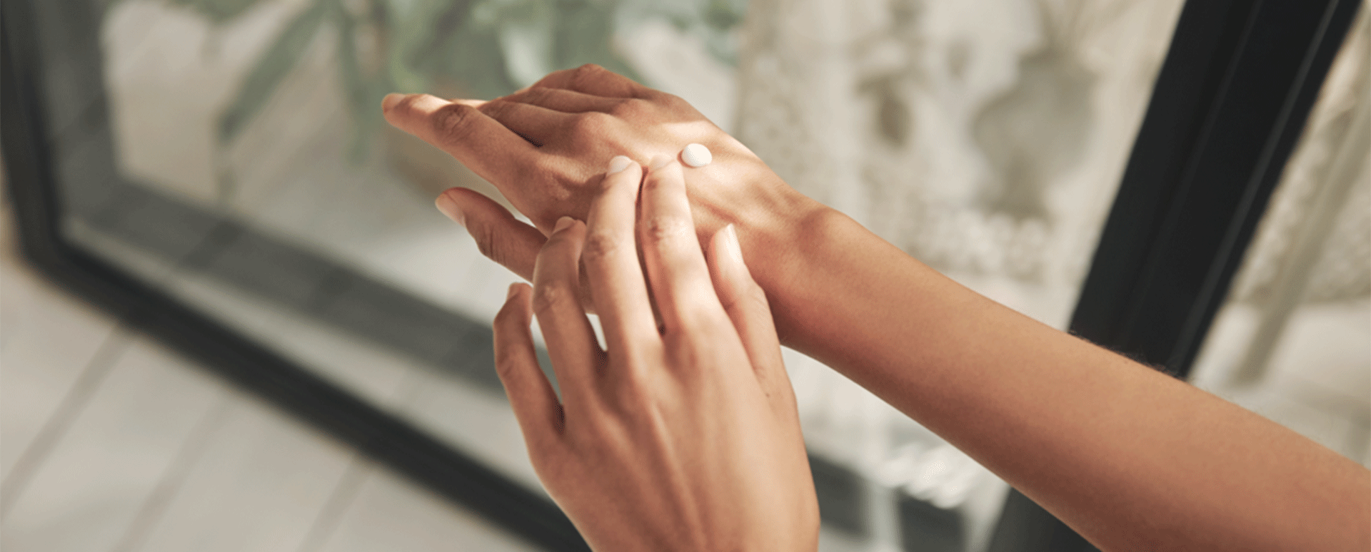 H&auml;nde cremen sich ein.