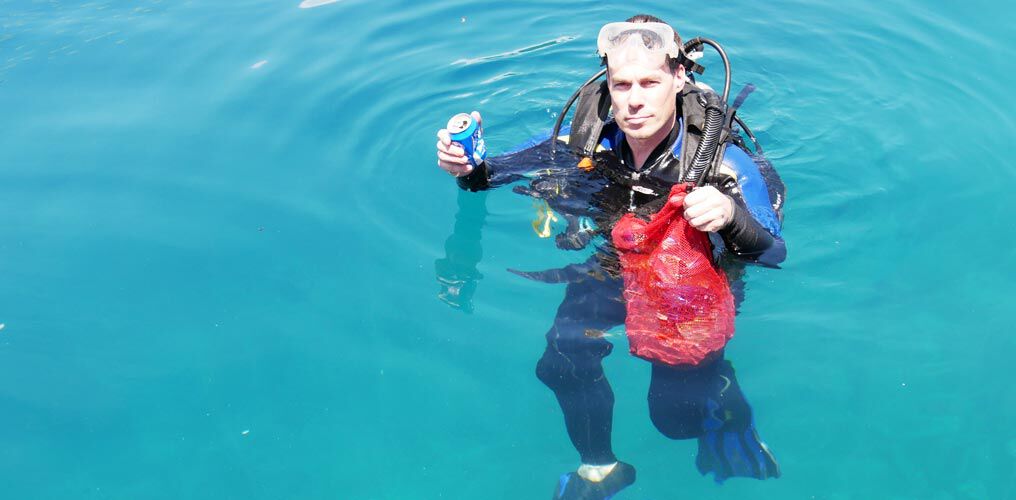 Unser Kollege Florian Richter nach dem Tauchen mit einem vollen Sack voller Plastikmüll.