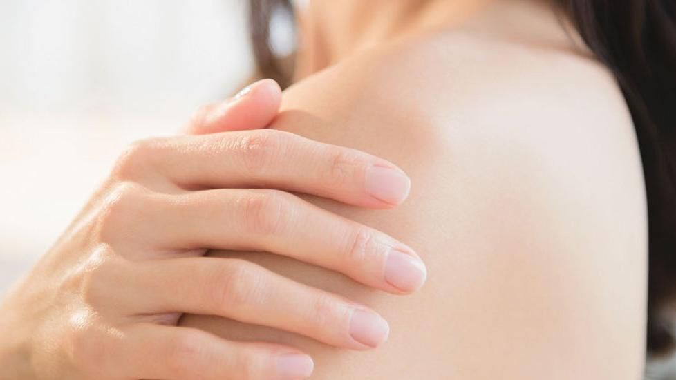 Tolerance dermatologically tested Woman grabs her shoulder