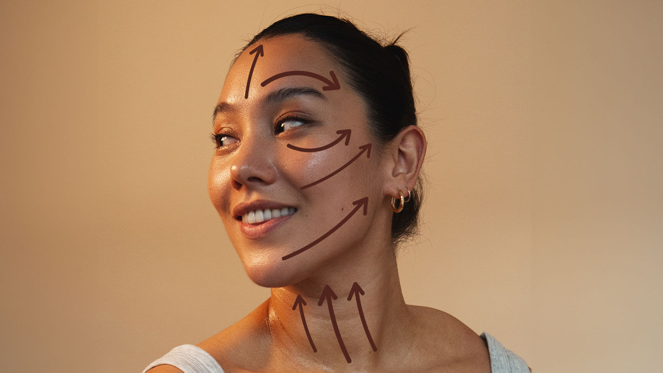 Gesicht einer Frau mit Linienführung für eine Gua Sha Gesichtsmassage. 