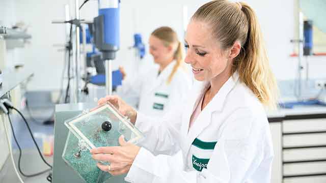 Kneipp Mitarbeiterin beim Arbeiten im Labor.