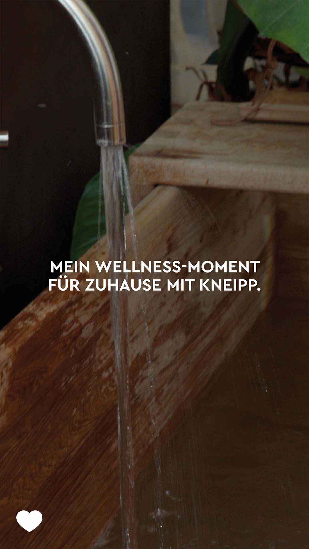 Mein Wellness-Moment für zuhause mit Kneipp Holzbadewanne in die Wasser auf einem Silbernen Hanh läuft. Bild hat die weißer Aufschrift: Mein Wellness-Moment für zuhause mit Kneipp.