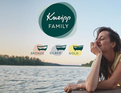 Frau liegt auf einem Steg am See, Bild zeigt Logo der Kneipp Family sowie Status Kneipp Family Bronze, Silber, Gold