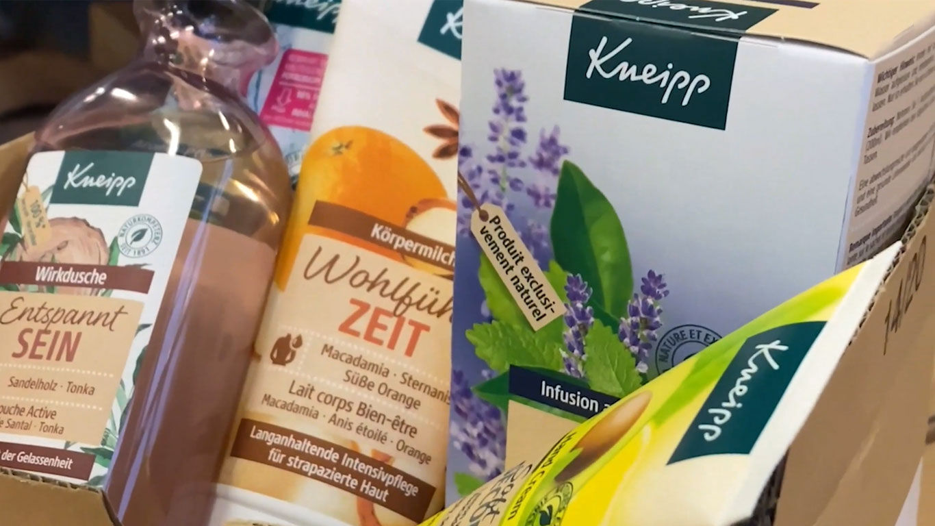 Schachtel mit verschiedenen Kneipp Produkten, die gespendet werden