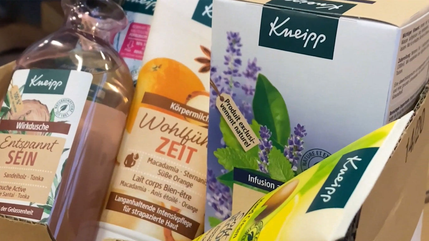 Schachtel mit verschiedenen Kneipp Produkten, die gespendet werden