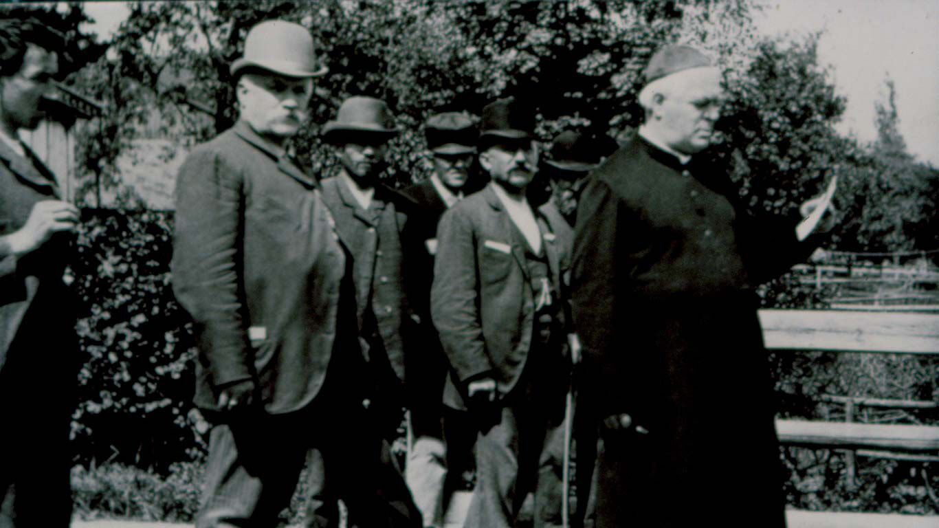 Sebastian Kneipp mit Männern bei einem Spaziergang.