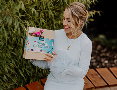 Bianca (konfettiimherz) hält die Geschenkbox Family Collection in der Hand.