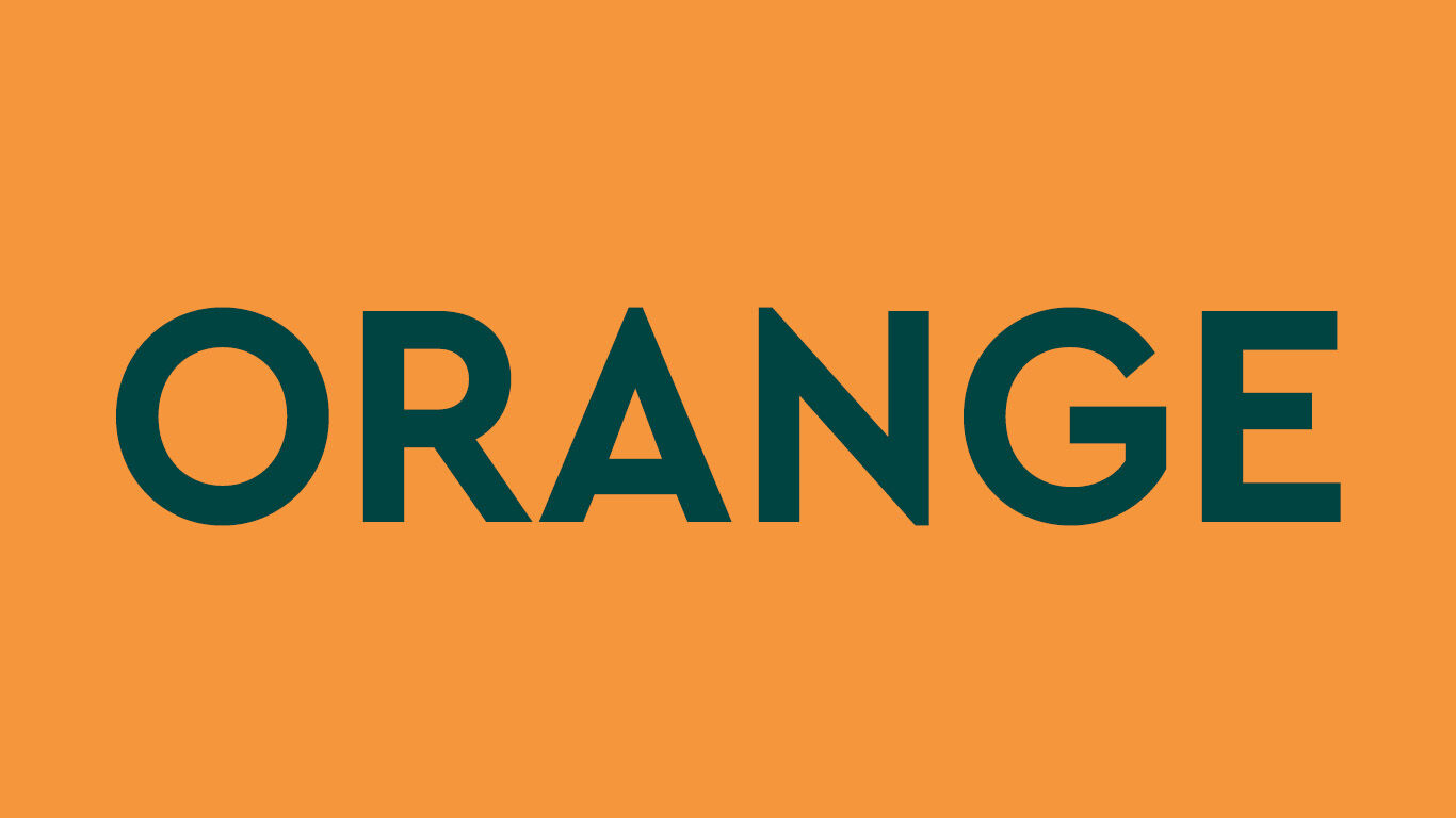 Orangener Hintergrund mit dem Text "orange" in dunkelgrün.