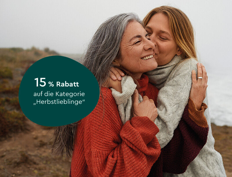 Zwei Frauen umarmen sich.