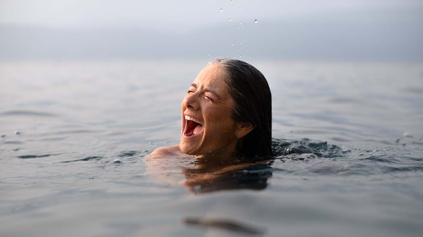 Frau badet im kalten Wasser. 