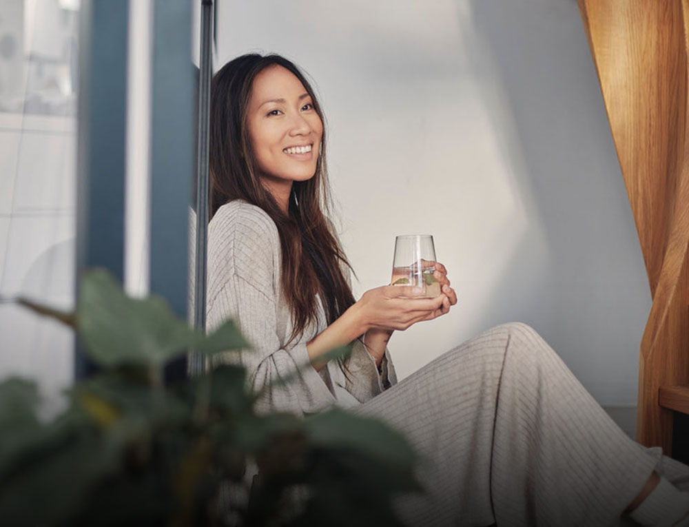 Frau mit einem Glas Wasser.