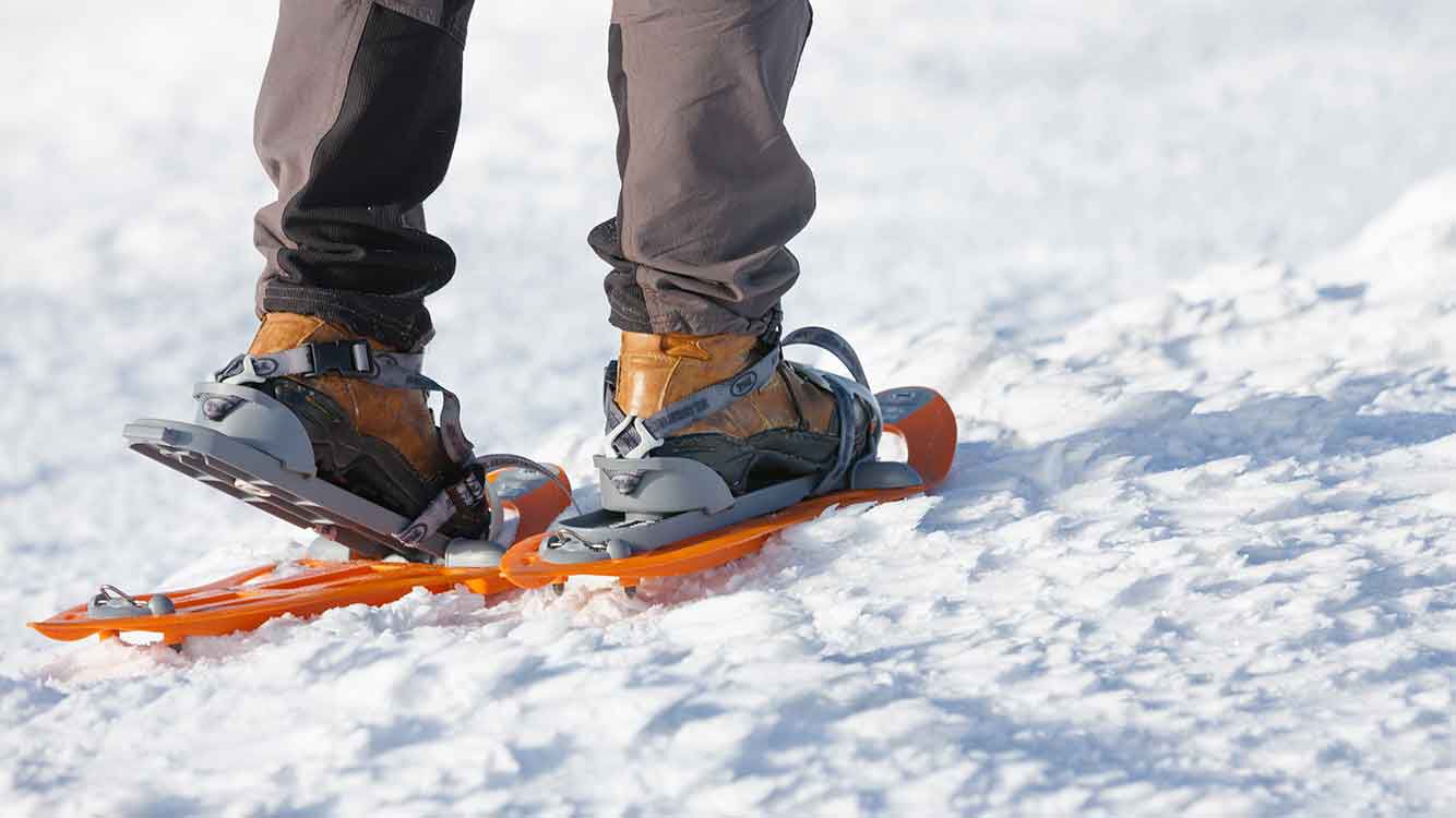 Schneeschuhe beim Schneeschuhwandern in Aktion.