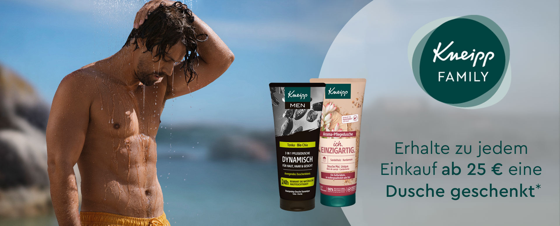 Mann steht am Meer und duscht sich. Zwei Kneipp Duschen. Kneipp Family Logo.