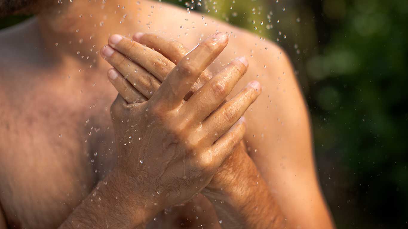 Man unter der Dusche, Aufnahme seiner Hände. 