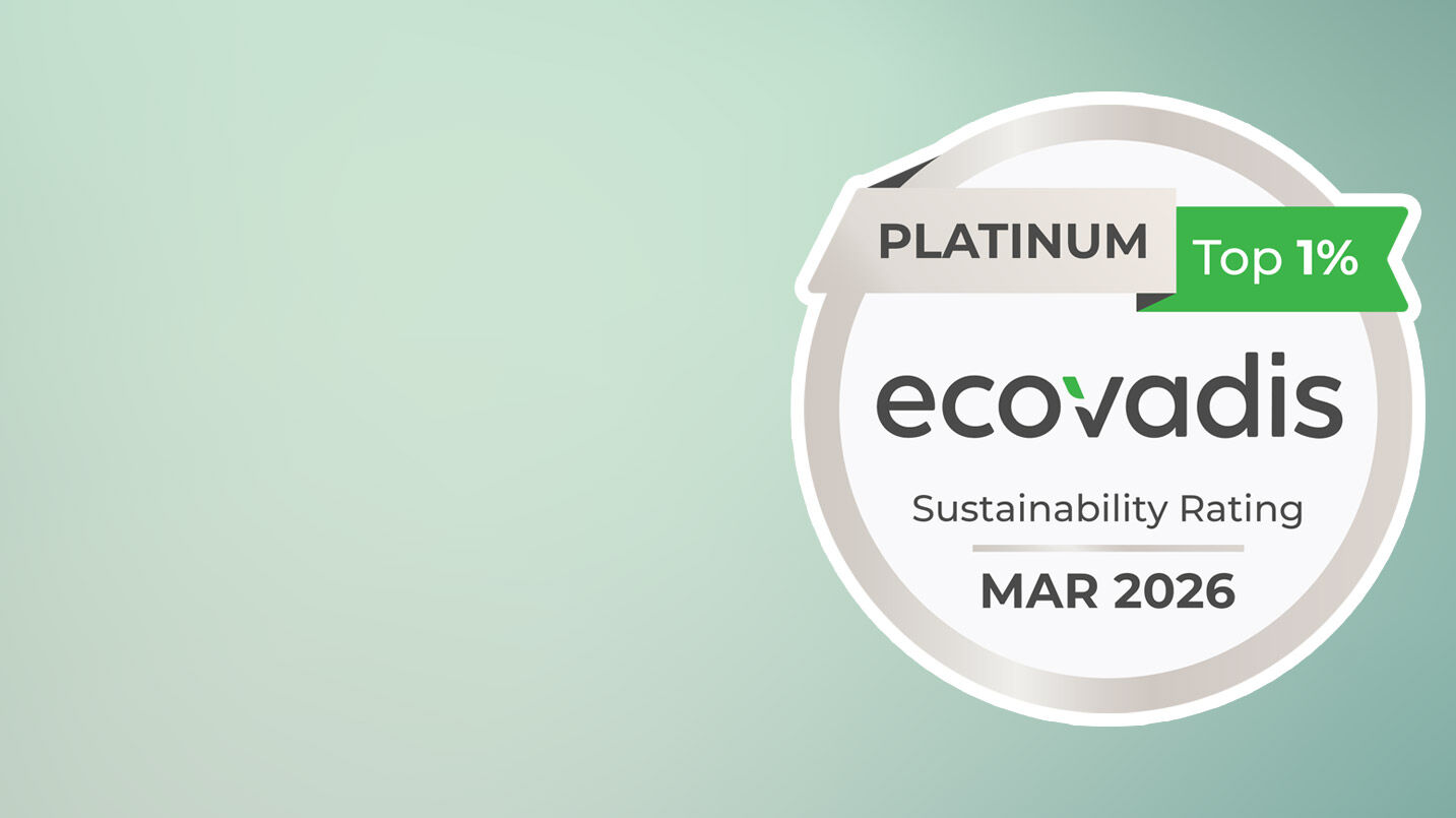 Das Bild zeigt einen kneipp-gr&uuml;nen Farbverlauf, auf dem die EcoVadis Medaille in Platin platziert ist.