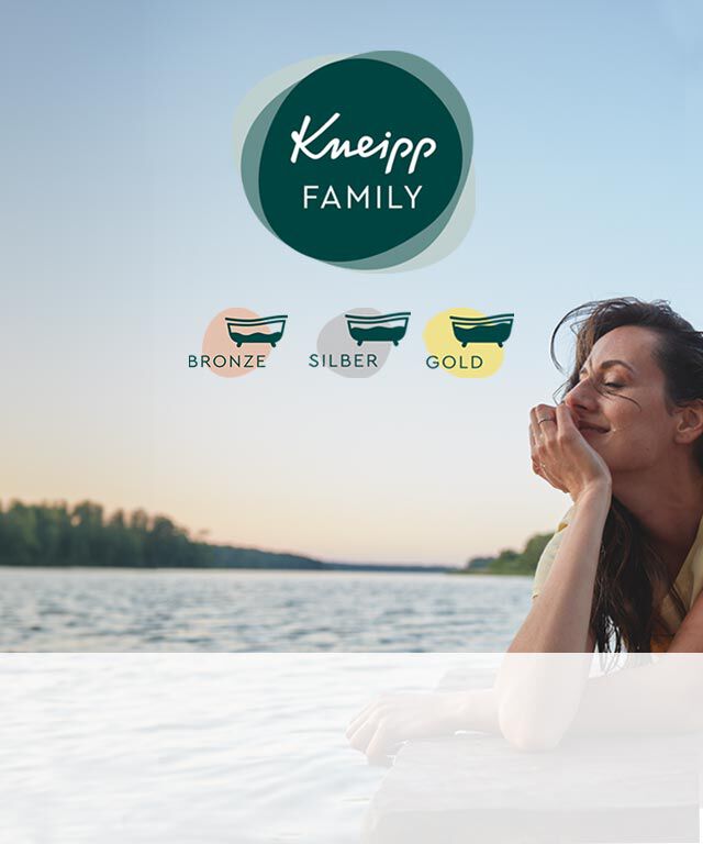 Frau liegt auf Steg am Badesee. Bild zeigt außerdem Logo der Kneipp Family und Status Icons Bronze, Silber, Gold