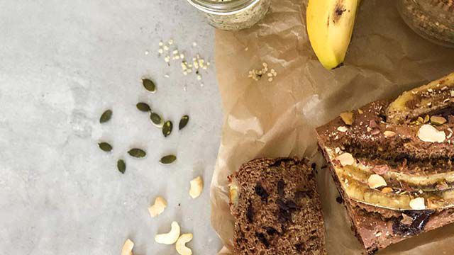 Top Ansicht eines Bananenbrots mit Cashewnüssen.