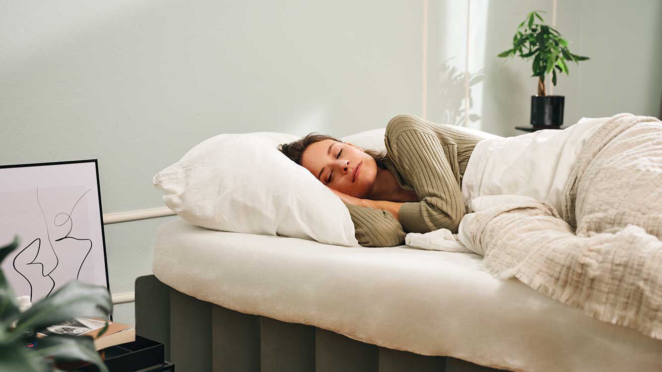 Frau liegt im Bett und schläft.