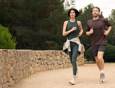 Frau und Mann joggen gemeinsam