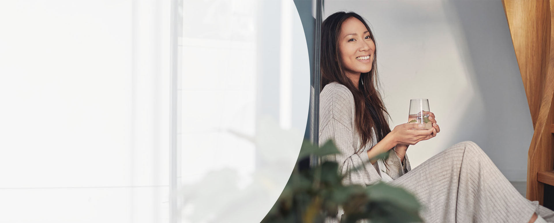 Frau mit einem Glas Wasser.